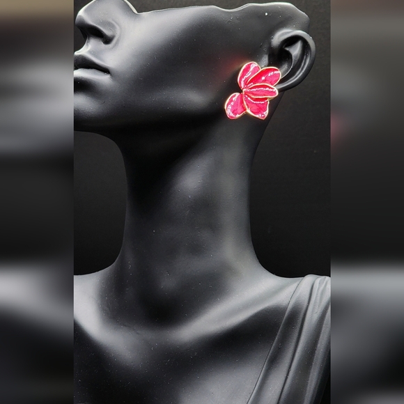 Elegant Red Flower Earrings - Picture 2 of 4